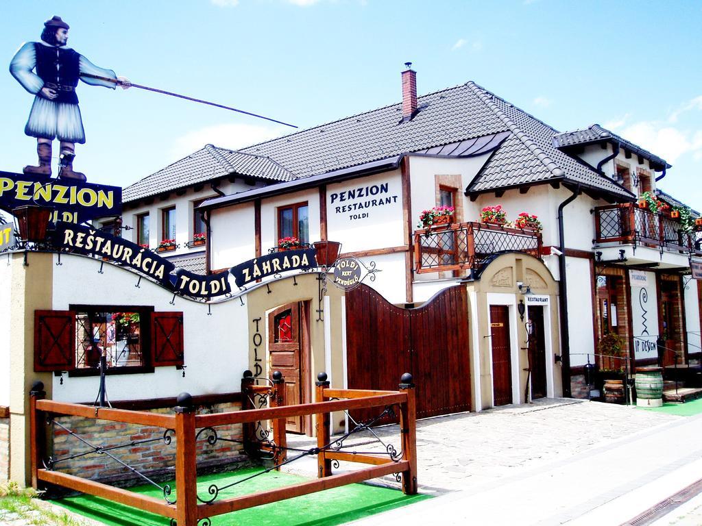 Penzion A Restauracia Toldi Galanta Dış mekan fotoğraf