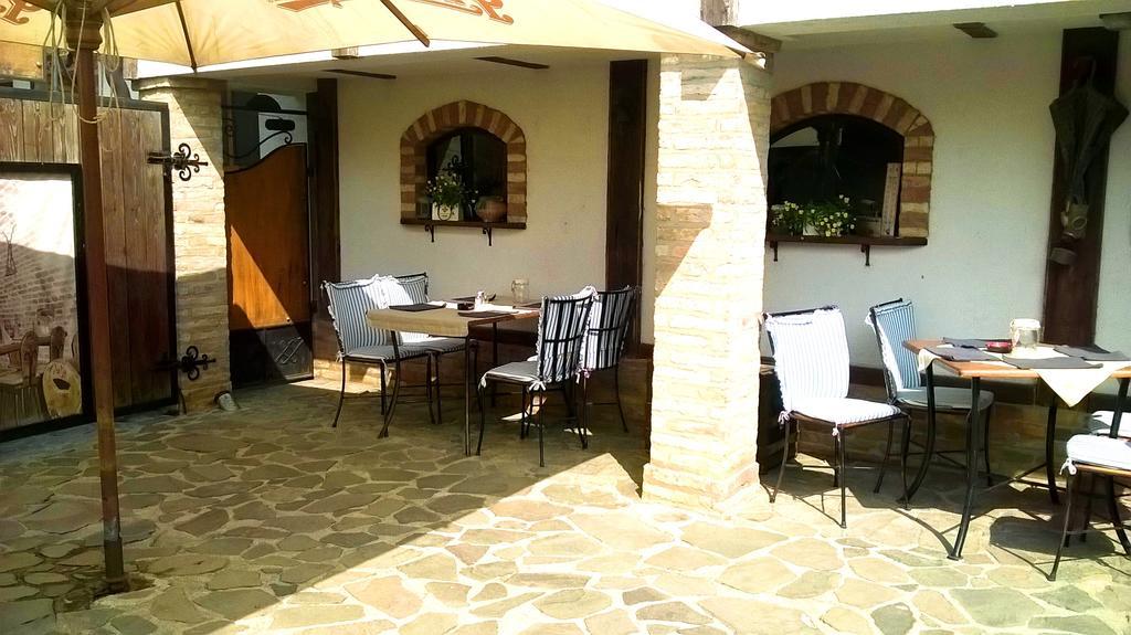 Penzion A Restauracia Toldi Galanta Dış mekan fotoğraf