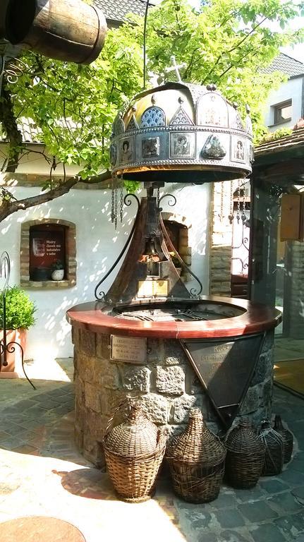 Penzion A Restauracia Toldi Galanta Dış mekan fotoğraf