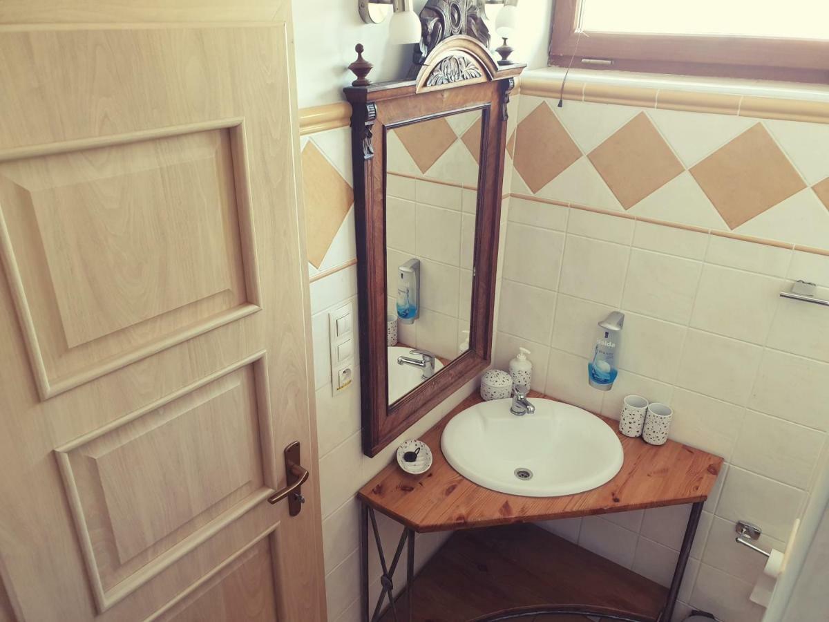 Penzion A Restauracia Toldi Galanta Dış mekan fotoğraf