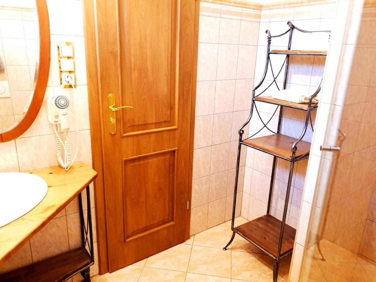 Penzion A Restauracia Toldi Galanta Dış mekan fotoğraf