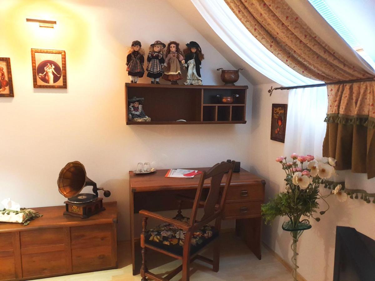 Penzion A Restauracia Toldi Galanta Dış mekan fotoğraf