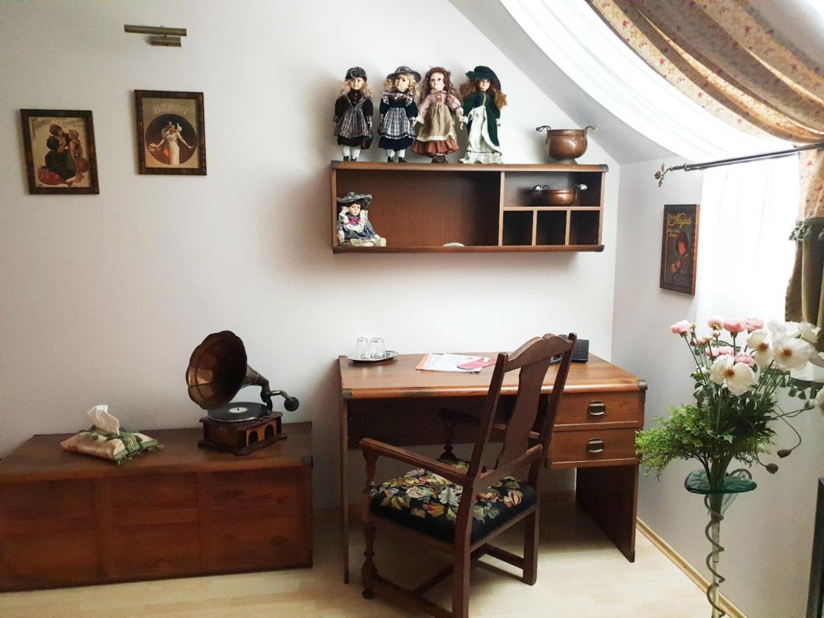 Penzion A Restauracia Toldi Galanta Dış mekan fotoğraf